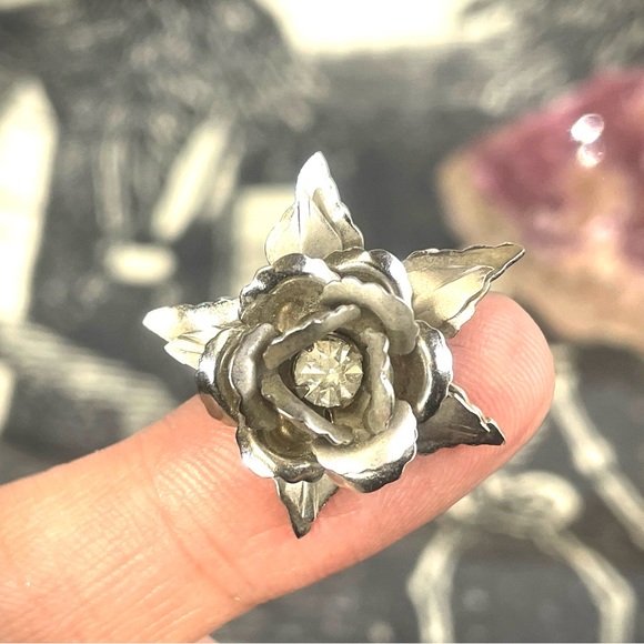 🖤 Vintage 🖤 Mid Century 🌹 Rose Silver Rhinestone Screw Back Earrings Flowers - Picture 5 of 5